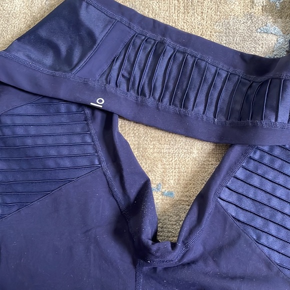 ALO yoga High-Waist Moto Sport Leggings with Mesh Panels - Picture 3 of 5